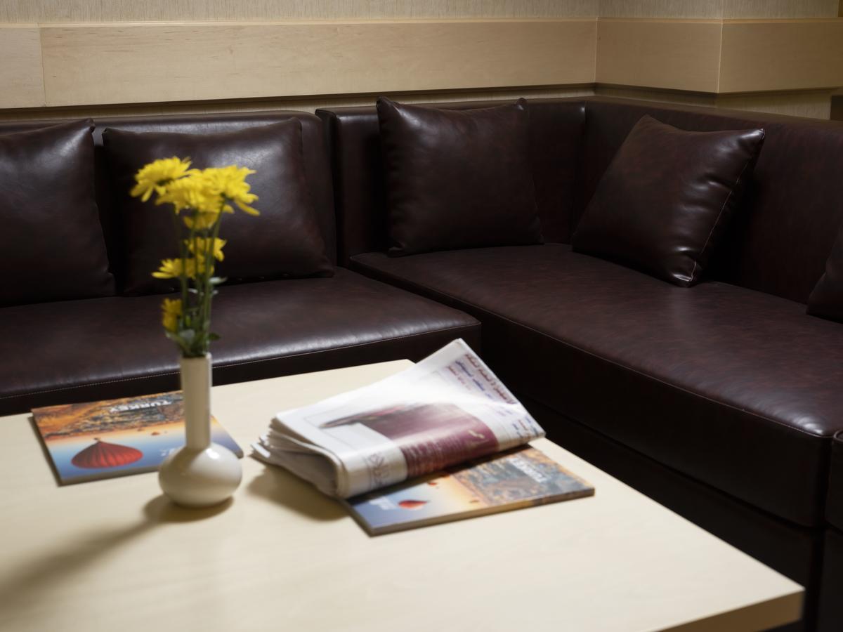 Retaj Salwa Resort&Spa Ad-Dauha Zewnętrze zdjęcie A leather sofa