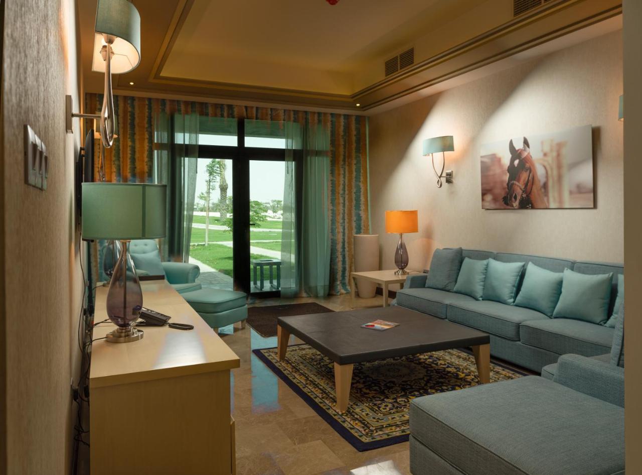 Retaj Salwa Resort&Spa Ad-Dauha Zewnętrze zdjęcie A living room in a suite at the Ritz-Carlton, Dubai